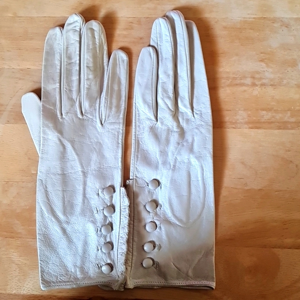 Genuine vintage kid leather gloves, NWOT, Sz 7 1/2, runs small, very soft, light